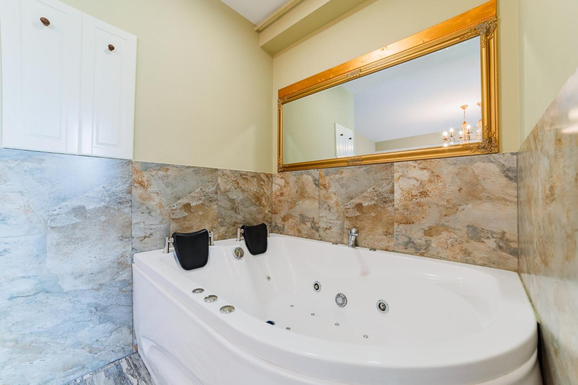 Romantic Jacuzzi Chic Apartment Sinaia Luaran gambar